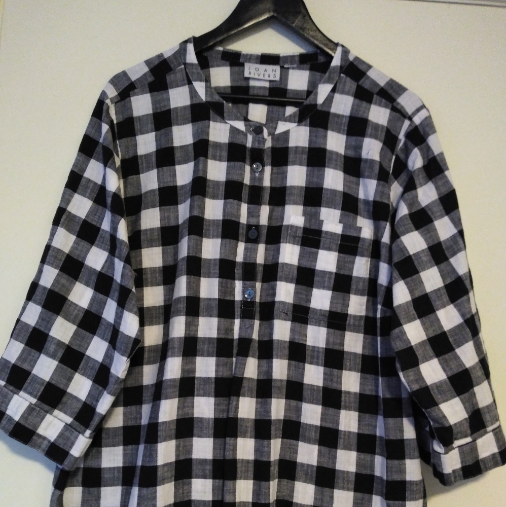 BLOUSE JOAN RIVERAS SIZE L AND COLOR BLACK AND WHITE